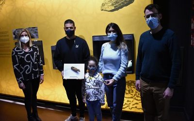 Una pareja halla un silbato de época andalusí en la rambla de Puça y lo dona al Museo