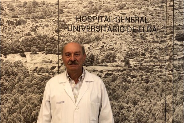El profesor Lizaur es acreditado como catedrático de la Universidad Miguel Hernández