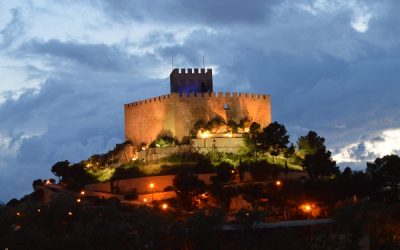 Petrer se “conecta con la naturaleza” apagando las luces del castillo-fortaleza