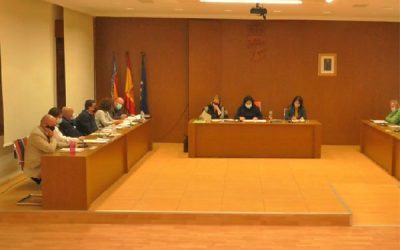 Un pleno ordinario corto y de transición en Sax con más preguntas que contenidos