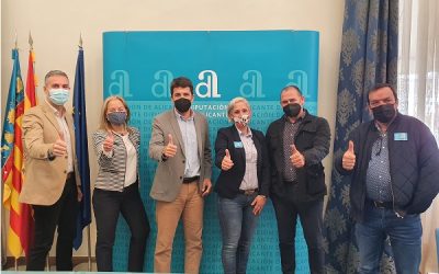 Carlos Mazón respalda el frente común de madres y padres para frenar la Ley de Plurilingüismo