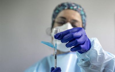 El teléfono gratuito 900 300 555 habilitado por Sanidad se refuerza para optimizar la resolución de dudas sobre vacunación Covid 19