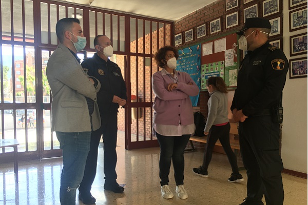 El Agente Tutor inicia las charlas en los colegios de Petrer abordando los riesgos de Internet