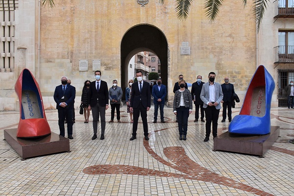 Los principales municipios productores de calzado y marroquinería de España suscriben por unanimidad en Elche una declaración en la que reclaman más apoyo al sector