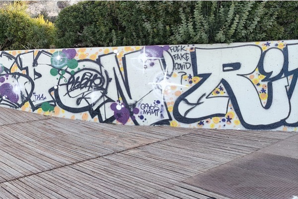 La Policía Local de Petrer localiza nuevas pintadas de los 5 grafiteros detenidos el pasado fin de semana