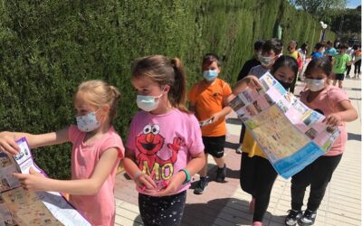 Los escolares aprenden lugares de Sax en las clases de inglés