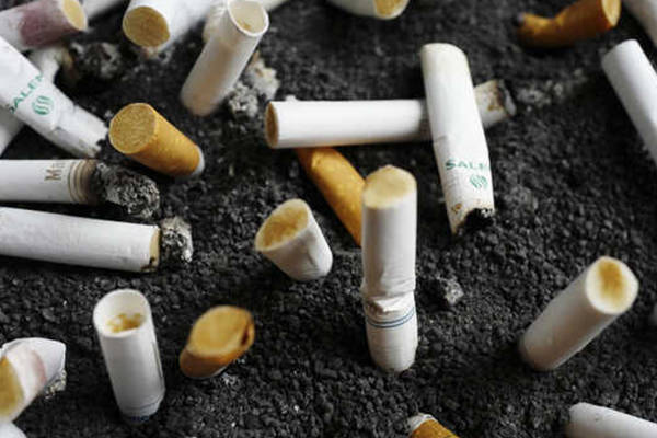 Fumar delante de menores un peligro que debemos evitar «el tabaco puede provocar cáncer y matar» también su humo