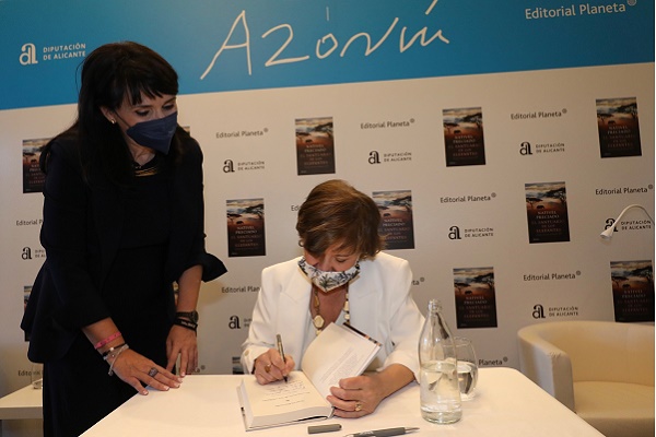 La escritora Nativel Preciado revela en el último Premio Azorín de Novela su pasión por África y los elefantes