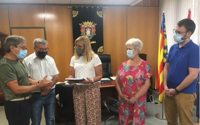 Entregan un dossier que recopila el acogimiento en la comarca de medio centenar de refugiados de la guerra de los Balcanes
