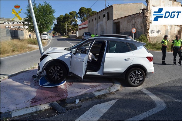 La Guardia Civil investiga en Elda a un conductor que tuvo un accidente tras darse a la fuga para evitar ser sancionado