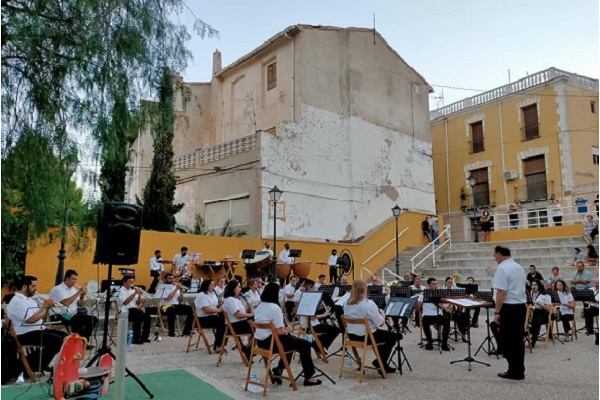 La Plaza Alberto Sols otro año más y van dieciocho, acogía el concierto de los Sones