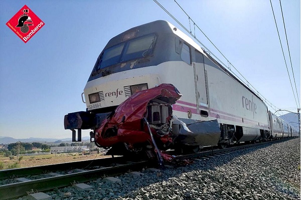Fallecen los cuatro ocupantes de un vehículo arrollado por un tren en Novelda