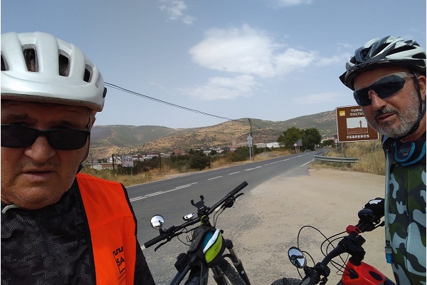 Dos sajeños recorren en estos días el Camino de Santiago en bicicleta que les llevara a tierra santa en varias etapas