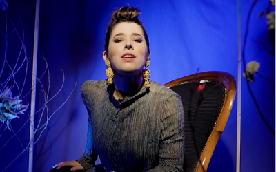 “Flores y escombros” es el nuevo videoclip de Chloé Bird