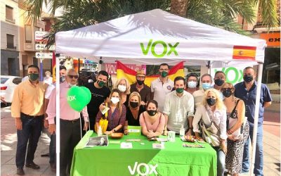Ana Vega acude a la mesa informativa de VOX Sax