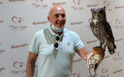 El humorista Xavier Deltell apadrina una de las aves de terapia de Magic Eagle