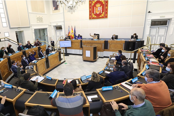 El equipo de gobierno de la Diputación saca adelante su presupuesto con la abstención de Compromís y el voto en contra del Grupo Socialista