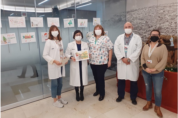 El niño Mario González García, de 6 años, ganador del Concurso de Dibujo Navideño del departamento de salud de Elda