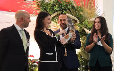 La diputada nacional Macarena Olona amadrina una de las aves de terapia de Magic Eagle