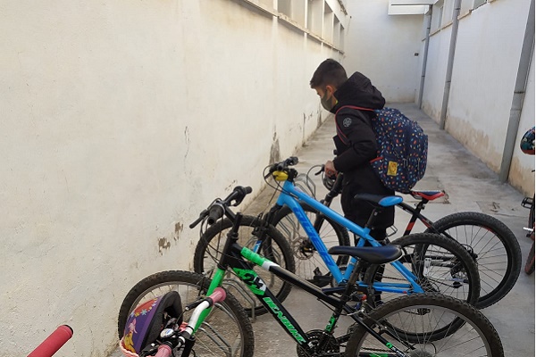 Ir con bici o patín al cole, una propuesta a favor del medio ambiente para los escolares sajeños