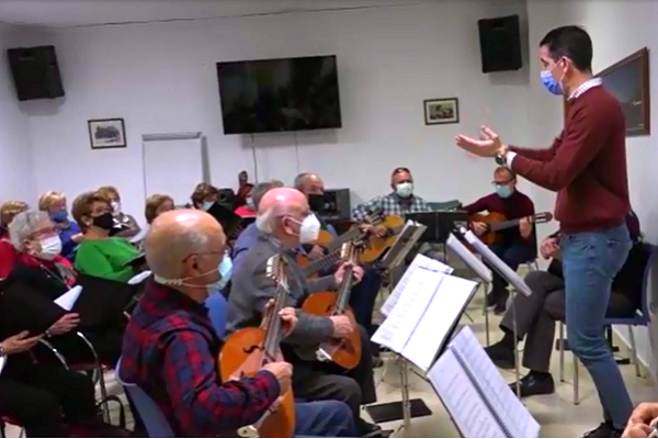 La música como motor de alegría, ánimo y salud, los mayores de Sax siguen sus ensayos