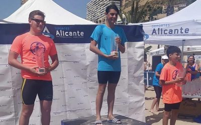 Gran actuación de los nadadores del Club Natación Sax en la travesía a la Playa de la Albufereta en Alicante