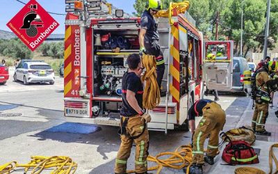 Declarado un incendio en la última planta de un edificio del barrio de la Estación de Sax