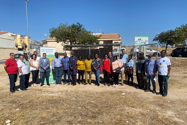 Representantes de Ghana y Cabo Verde visitan la isla de compostaje comunitario de Sax