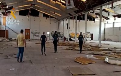 Pilladas ‘in fraganti’ dos personas robando placas solares en el tejado de una nave industrial de Sax