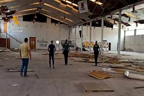 Pilladas ‘in fraganti’ dos personas robando placas solares en el tejado de una nave industrial de Sax