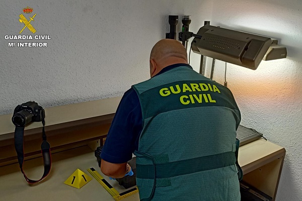 La Guardia Civil detiene a una persona por atracar a punta de cuchillo una oficina bancaria de Sax