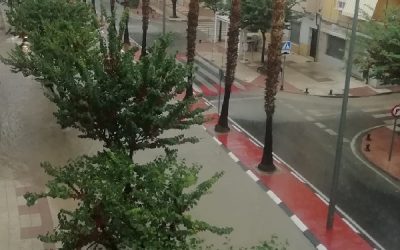 Una intensa lluvia torrencial descarga sobre Sax en el primer día de otoño
