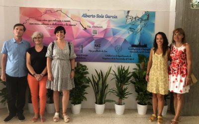 Un impresionante e ilustrativo mural decora la entrada al edificio principal del colegio Alberto Sols de Sax
