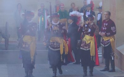 Los festeros de Sax se forman para disparar en los actos de arcabucería, en la séptima edición del curso sobre pólvora