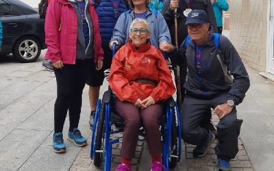 Una sajeña con discapacidad viaja a Corrubedo para recorrer A Orixe en el camino de Santiago