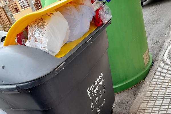 La nueva recogida de basuras hace aguas en Sax, los vecinos se quejan de la poca o nula información del consistorio