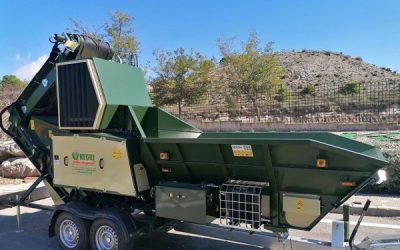 CREA incorpora en Sax una trituradora portátil para los restos de poda depositados en el ecoparque