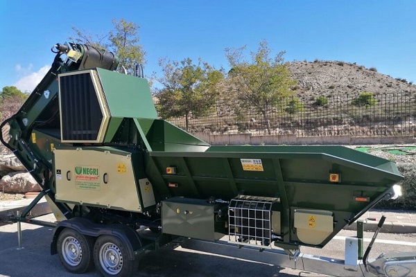 CREA incorpora en Sax una trituradora portátil para los restos de poda depositados en el ecoparque