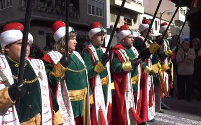 Los Turcos de Sax desembarcaron en las calles de Elda junto a los Piratas en su 75 aniversario