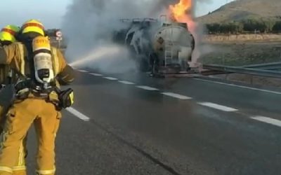Se incendia en la A-31 un camión cisterna de gasoil vacío a la altura de Villena