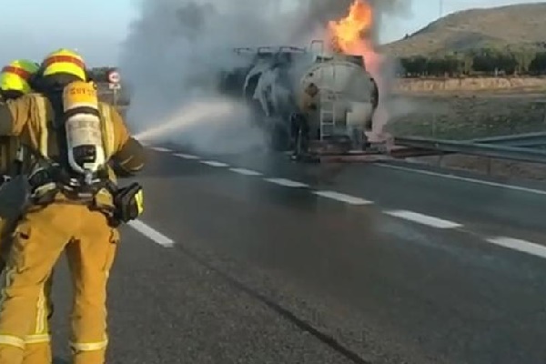 Se incendia en la A-31 un camión cisterna de gasoil vacío a la altura de Villena
