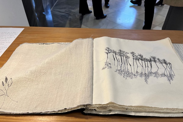 La artista Claudia Martínez gana el I Premio Arte Textil Contemporáneo