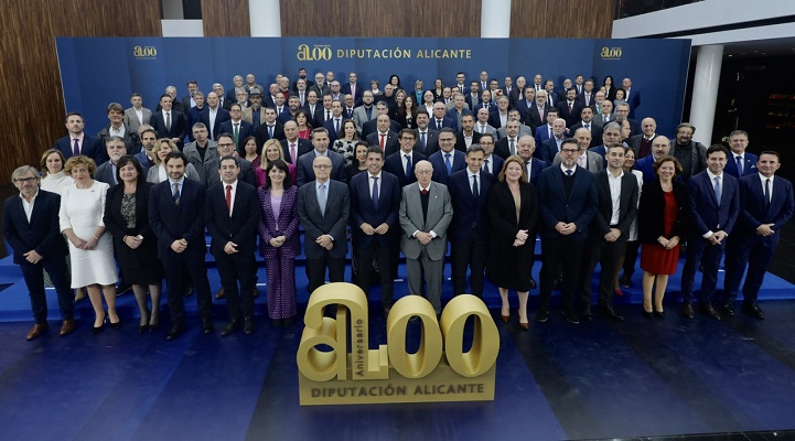 Mazón reivindica el papel vertebrador e impulsor de la Diputación en la clausura del 200 aniversario de la institución
