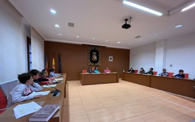 Los escolares de Sax visitan el Ayuntamiento para conocer su funcionamiento