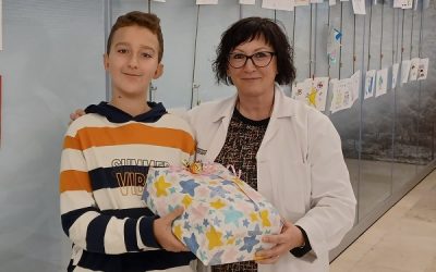 El niño Román Nieto Gil , de 11 años, ganador del Concurso de Dibujo Navideño del departamento de salud de Elda