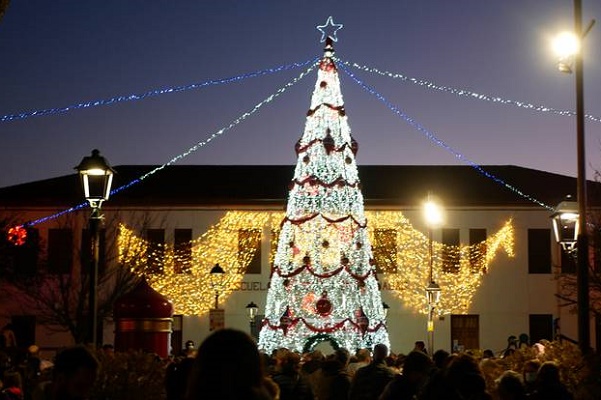 Petrer amplía la iluminación y decoración navideña para llevar la ilusión a más rincones de la ciudad con más de 10.000 bombillas led y 2 Km de guirnaldas