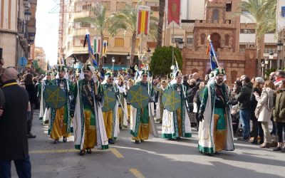 La comparsa de Árabes Emires celebraba un desfile conmemorativo por sus 50 años de historia