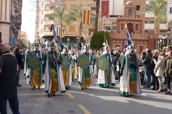La comparsa de Árabes Emires celebraba un desfile conmemorativo por sus 50 años de historia