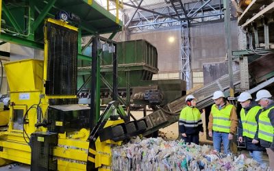 El plástico film recuperado en la planta de tratamiento de Villena generará madera plástica 100% sostenible