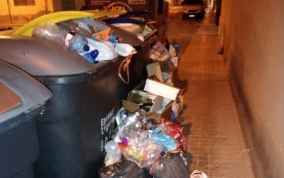 Contenedores desbordados en Sax y quejas vecinales a través de Contigo Sax, sin respuestas desde el consistorio